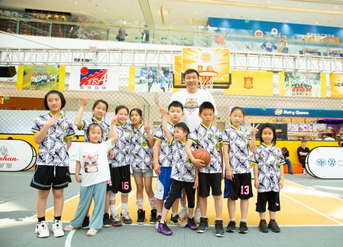 中国篮球名宿张劲松为选手加油。组委会供图 中国篮球名宿张劲松为选手加油。组委会供图