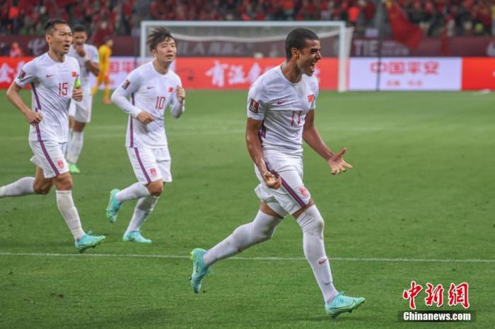 中国队球员阿兰(右)庆祝进球。 /p中新社记者 泱波 摄