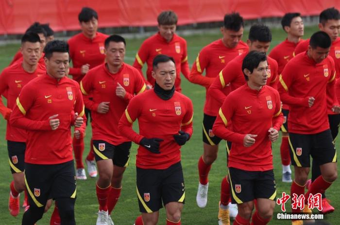 3月21日，中国男足在上海开始了为期三天的新一轮集训，备战6月将要进行的世预赛40强。图为球员们做热身准备。张亨伟 摄