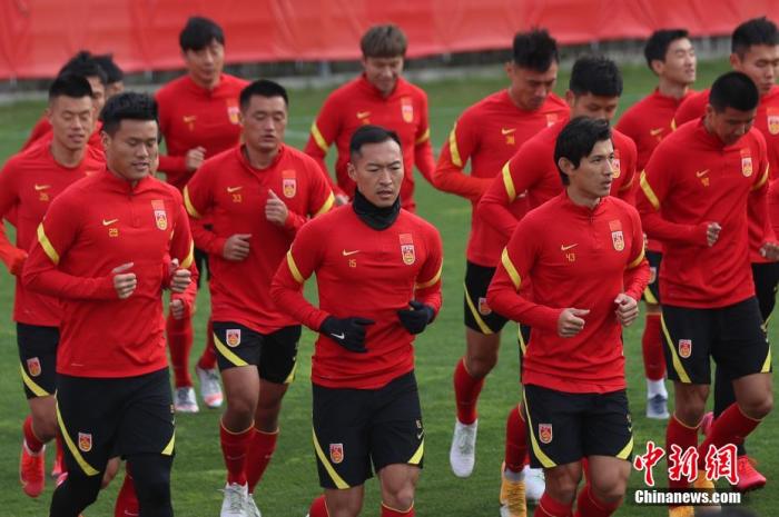 3月21日,中国男足在上海开始了为期三天的新一轮集训,备战6月将要进行的世预赛40强。图为球员们做热身准备。张亨伟 摄 3月21日,中国男足在上海开始了为期三天的新一轮集训,备战6月将要进行的世预赛40强。图为球员们做热身准备。张亨伟 摄