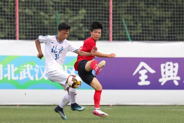 广东队王世杰在与北京队的比赛中积极拼抢。恒大足校 供图 广东队王世杰在与北京队的比赛中积极拼抢。恒大足校 供图