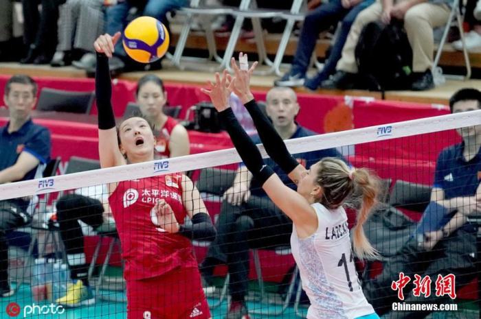 资料图:2019年女排世界杯期间,中国女排队员张常宁扣球。 资料图:2019年女排世界杯期间,中国女排队员张常宁扣球。