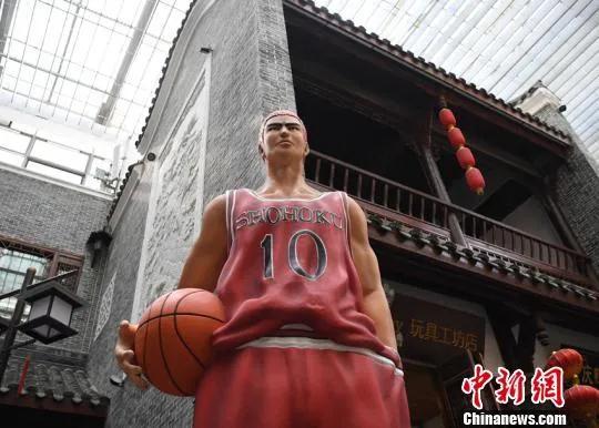长春一商场内现巨型灌篮高手塑像,巨型塑像勾起满满的童年记忆 张瑶 摄 长春一商场内现巨型灌篮高手塑像,巨型塑像勾起满满的童年记忆 张瑶 摄