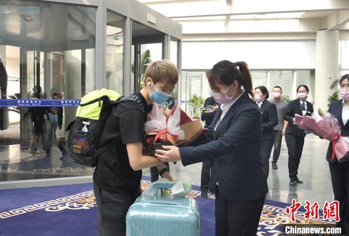 中国乒乓球队一行100余人抵达威海南海新区。 王晓根 摄 中国乒乓球队一行100余人抵达威海南海新区。 王晓根 摄