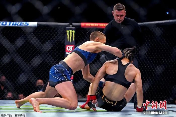 北京时间4月25日上午,美国佛罗里达州UFC261之夜,草量级冠军张伟丽在卫冕战中被罗斯高鞭腿击倒后,在地面遭受连击。随后,裁判叫停比赛。 北京时间4月25日上午,美国佛罗里达州UFC261之夜,草量级冠军张伟丽在卫冕战中被罗斯高鞭腿击倒后,在地面遭受连击。随后,裁判叫停比赛。