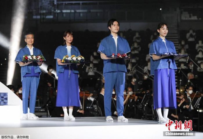 当地时间6月3日,东京奥运会倒计时50天纪念仪式在在东京有明体育馆举行。图为模特展示颁奖典礼用的颁奖台、奖牌等。 当地时间6月3日,东京奥运会倒计时50天纪念仪式在在东京有明体育馆举行。图为模特展示颁奖典礼用的颁奖台、奖牌等。