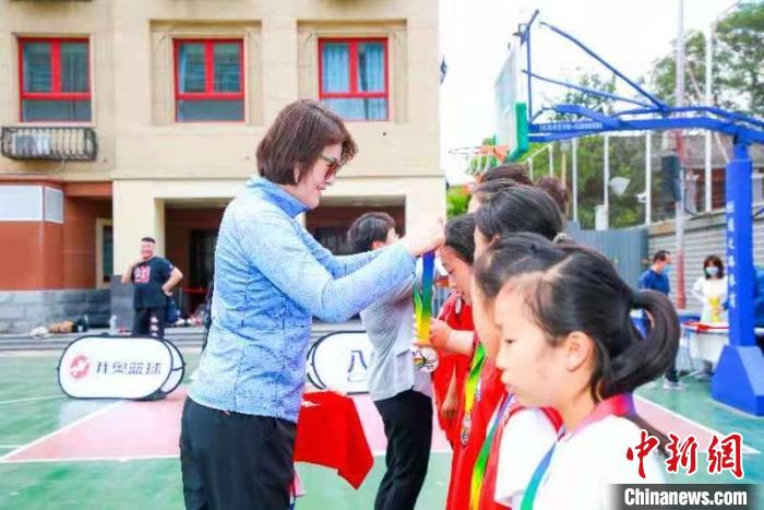 宋晓波为小球员颁奖 朱博 摄 宋晓波为小球员颁奖 朱博 摄