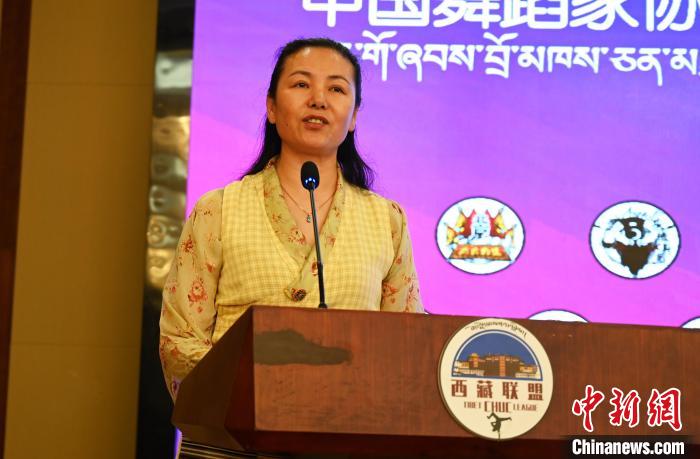 图为西藏自治区舞蹈家协会主席达娃拉姆致辞。 赵朗 摄 图为西藏自治区舞蹈家协会主席达娃拉姆致辞。 赵朗 摄