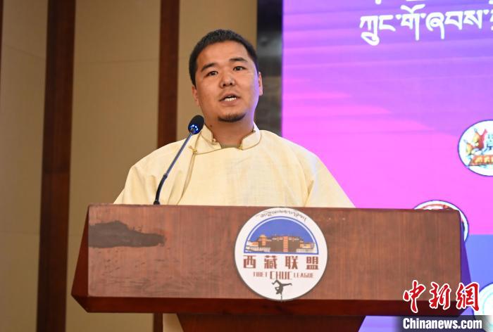 图为西藏街舞联盟常务副主任朗卡旺青致辞。 赵朗 摄 图为西藏街舞联盟常务副主任朗卡旺青致辞。 赵朗 摄