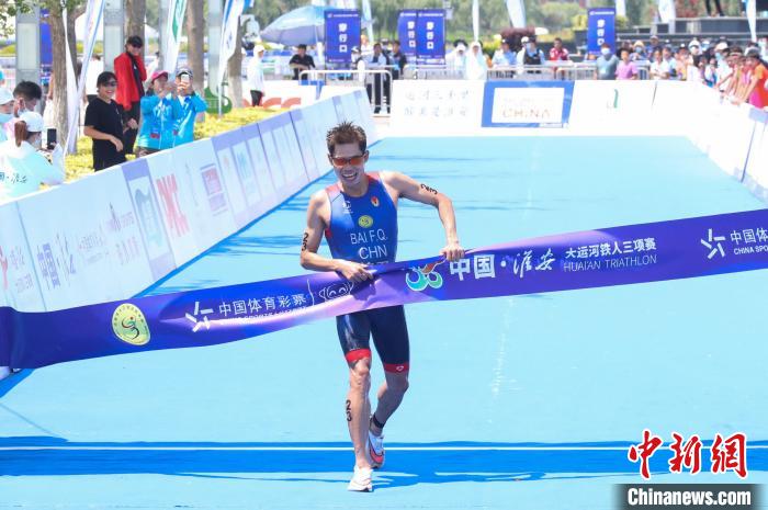 全国百余位运动员大运河畔角逐“最强铁人”。 赵启瑞 摄 全国百余位运动员大运河畔角逐“最强铁人”。 赵启瑞 摄