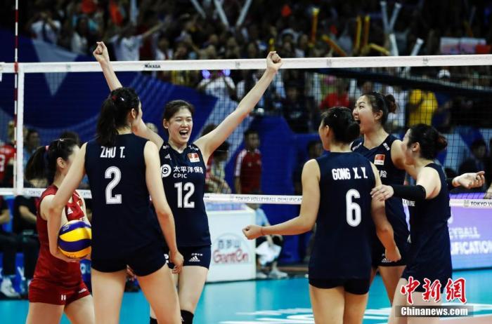 资料图:2019年奥运女排资格赛中国女排取得小组两连。图为球员在比赛中欢呼。汤彦俊 摄 资料图:2019年奥运女排资格赛中国女排取得小组两连。图为球员在比赛中欢呼。汤彦俊 摄