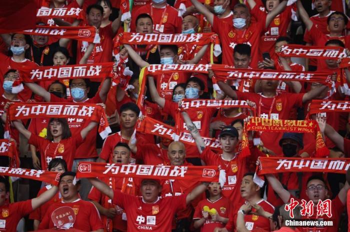 5月30日晚,在江苏苏州举行的2022年卡塔尔世界杯预选赛亚洲区40强赛中,中国队以7比0战胜关岛队。图为球迷为中国队加油助威。中新社记者 泱波 摄
5月30日晚,在江苏苏州举行的2022年卡塔尔世界杯预选赛亚洲区40强赛中,中国队以7比0战胜关岛队。图为球迷为中国队加油助威。/p中新社记者 泱波 摄