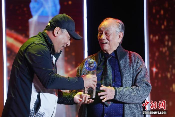 中国羽毛球队原总教练李永波与新中国羽毛球事业的开拓者王文教(右)。中新社记者 韩海丹 摄 中国羽毛球队原总教练李永波与新中国羽毛球事业的开拓者王文教(右)。/p中新社记者 韩海丹 摄