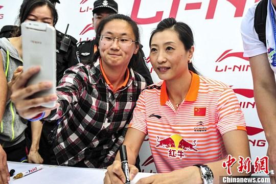 张宁与市民自拍互动。中新社发 陈骥旻 摄 张宁与市民自拍互动。/p中新社发 陈骥旻 摄