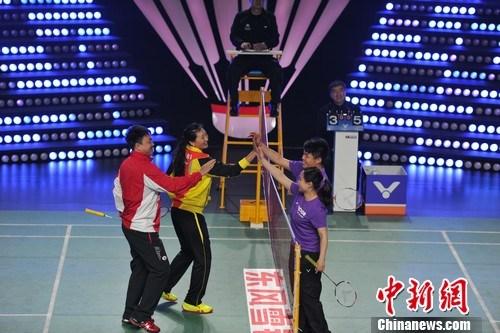 张宁、董炯与羽毛球爱好者互动 张宁、董炯与羽毛球爱好者互动