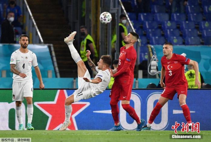 北京时间6月12日凌晨，意大利罗马，欧洲足球锦标赛揭幕战开赛，意大利3比0战胜土耳其，取得开门红。图为两队队员在比赛中。