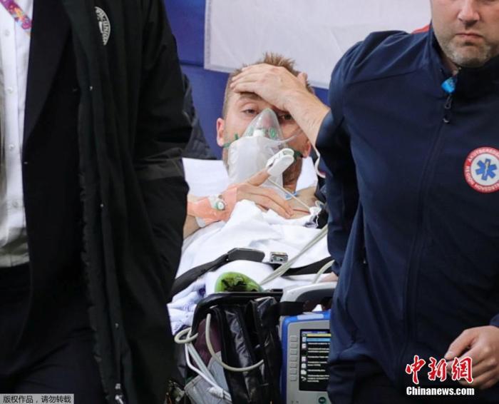 图为埃里克森被抬出球场 图为埃里克森被抬出球场