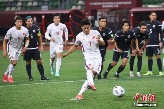 资料图：5月30日晚，在江苏苏州举行的2022年卡塔尔世界杯预选赛亚洲区40强赛中，中国队(白)以7比0战胜关岛队。图为中国队球员武磊罚点球。　 /p中新社记者 泱波 摄