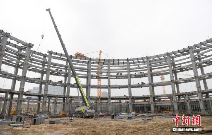 2月27日,浙江杭州,多名工人在搭建竞技场馆钢架结构。春节后,杭州2022年亚运会电子竞技场馆进入紧张建设中,400多名工人24小时不间断轮岗作业。截至目前,场馆建设已完成全部桩基工程,地下室施工完成60%。据了解,该场馆外观以“星际漩涡”为设计理念,总建筑面积约8万平方米,有大约4087个座位。
中新社记者 王刚 摄 2月27日,浙江杭州,多名工人在搭建竞技场馆钢架结构。春节后,杭州2022年亚运会电子竞技场馆进入紧张建设中,400多名工人24小时不间断轮岗作业。截至目前,场馆建设已完成全部桩基工程,地下室施工完成60%。据了解,该场馆外观以“星际漩涡”为设计理念,总建筑面积约8万平方米,有大约4087个座位。
/p中新社记者 王刚 摄
