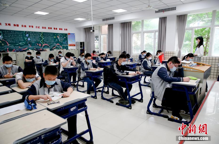 资料图:湖北省水果湖第二中学初三学生上课。中新社记者 张畅 摄 资料图:湖北省水果湖第二中学初三学生上课。/p中新社记者 张畅 摄