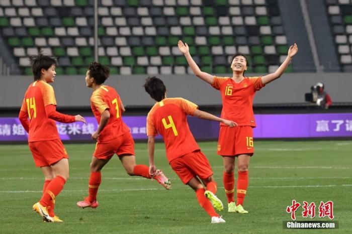2021年4月13日，在江苏苏州举行的东京奥运会女足亚洲区预选赛附加赛第二回合的比赛中，中国队通过加时赛以2比2战平韩国队，从而以总比分4比3胜出，女足姑娘们在终场哨声响起后笑着迎来了奥运会的入场券。 /p中新社记者 泱波 摄