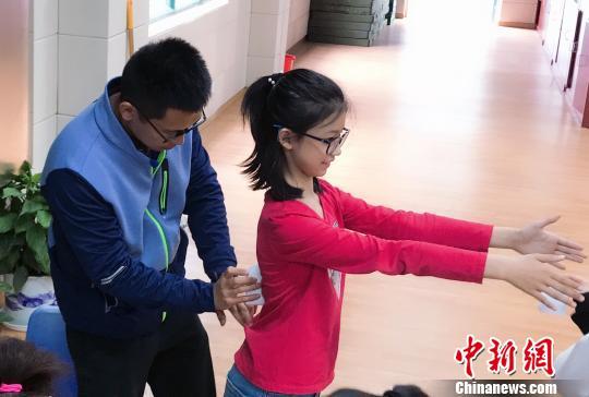资料图:青少年脊柱健康主题活动中,工作人员在讲解儿童脊柱健康知识。 振晓 摄 资料图:青少年脊柱健康主题活动中,工作人员在讲解儿童脊柱健康知识。 振晓 摄