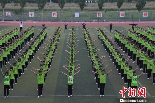 资料图:学生进行课间操。 沈殿成 摄 资料图:学生进行课间操。 沈殿成 摄
