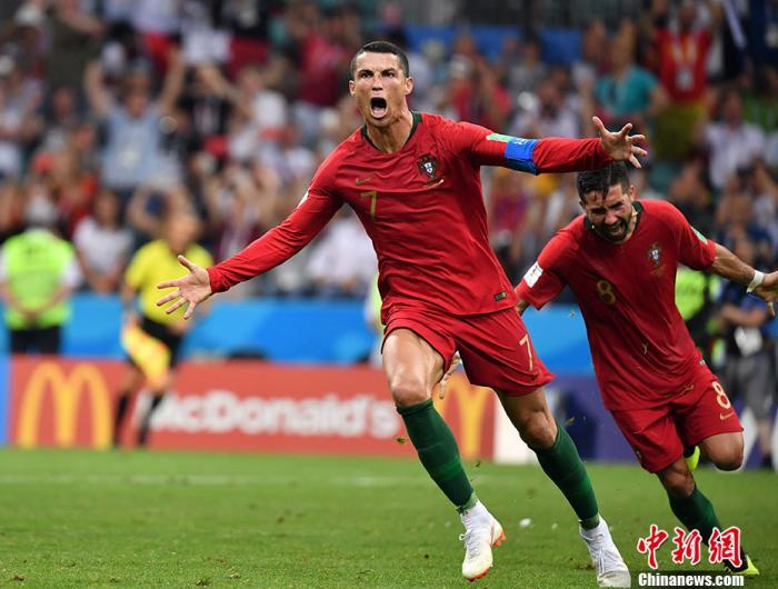 资料图：2018年世界杯，葡萄牙对阵西班牙的比赛中，C罗进球后庆祝。/p中新社记者 毛建军 摄