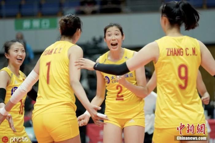 资料图:2019年女排世界杯,中国女排战胜美国女排后庆祝。图片来源:ICphoto 资料图:2019年女排世界杯,中国女排战胜美国女排后庆祝。图片来源:ICphoto