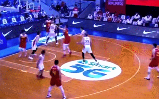 中国队(红)在比赛中。图片来源:中国篮球之队官方视频资料截图。 中国队(红)在比赛中。图片来源:中国篮球之队官方视频资料截图。