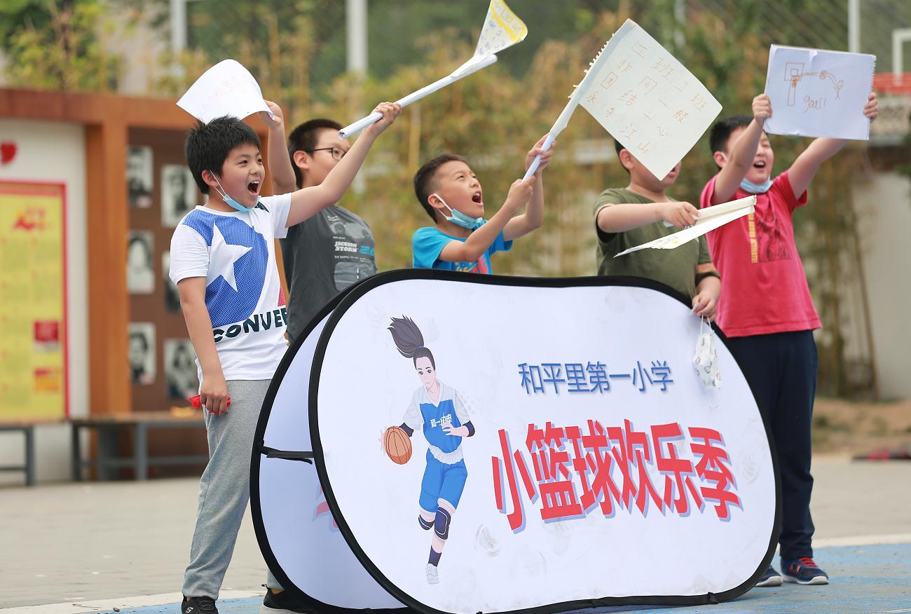 场边为班级加油的学生们。受访者供图 场边为班级加油的学生们。受访者供图