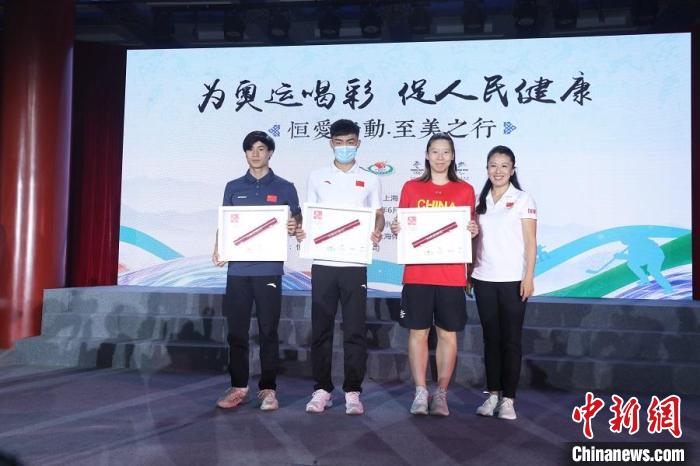 中国冬奥首金获得者杨扬给上海体育学院集训国家队代表赠送奥运接力棒 张敏霞 供图 中国冬奥首金获得者杨扬给上海体育学院集训国家队代表赠送奥运接力棒 张敏霞 供图