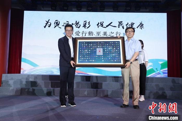 奥运企业恒源祥集团向上海体育学院奥运攻关团队赠送国际奥委会成员纪念徽章 张敏霞 供图 奥运企业恒源祥集团向上海体育学院奥运攻关团队赠送国际奥委会成员纪念徽章 张敏霞 供图