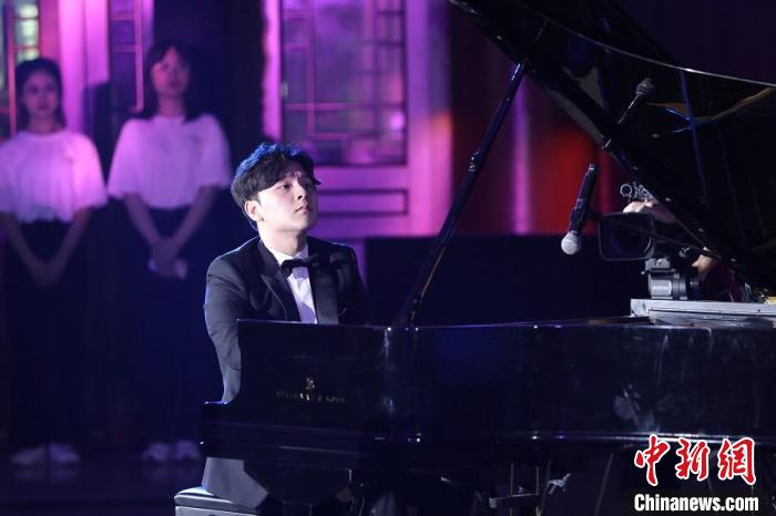 “为奥运喝彩”文化宣传形象大使陈启天现场演奏 “为奥运喝彩”文化宣传形象大使陈启天现场演奏