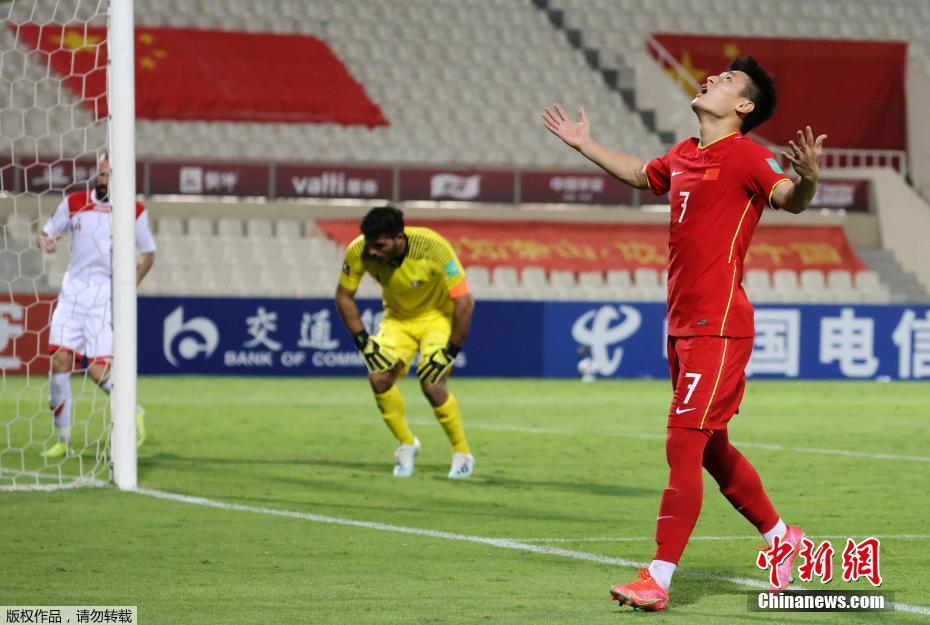 北京时间6月16日凌晨进行的世预赛40强赛末轮比赛中,国足3:1战胜叙利亚,四连胜晋级12强赛。比赛中,武磊贡献一传一射。 北京时间6月16日凌晨进行的世预赛40强赛末轮比赛中,国足3:1战胜叙利亚,四连胜晋级12强赛。比赛中,武磊贡献一传一射。