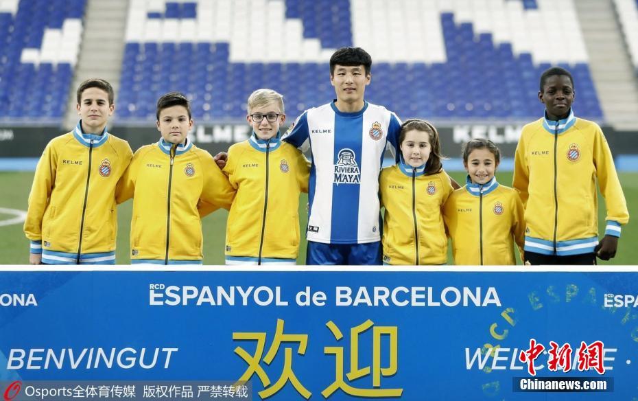 当地时间2019年1月29日，武磊正式亮相西班牙人队主场，与球迷见面，由此开启留洋生涯。图片来源：Osports全体育图片社