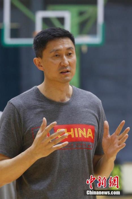 资料图:中国男篮主帅杜锋 资料图:中国男篮主帅杜锋