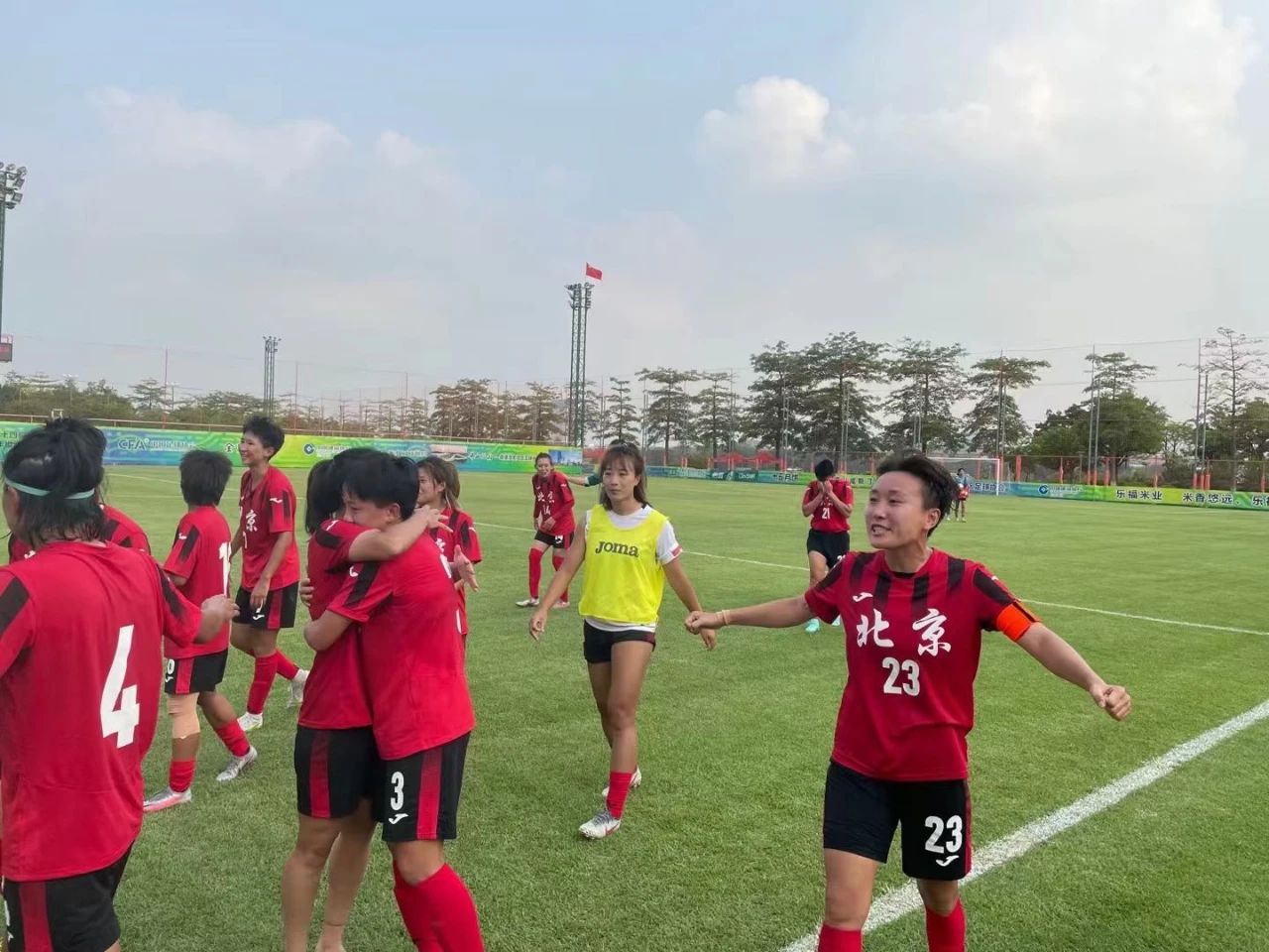 北京女足姑娘们庆祝出线。受访者供图 北京女足姑娘们庆祝出线。受访者供图