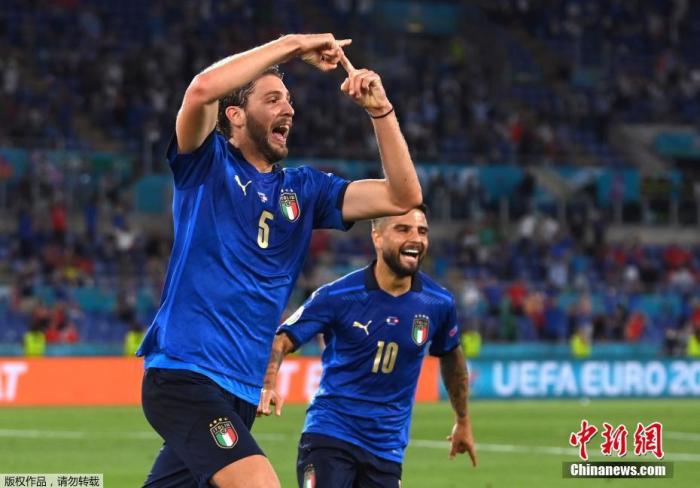 资料图：北京时间6月17日，欧洲杯小组赛A组第二轮，意大利3:0大胜瑞士。在接连击败土耳其与瑞士后，意大利队成为本届欧洲杯首支确定从小组中出线的球队。图为意大利球员洛卡特利在比赛中庆祝。