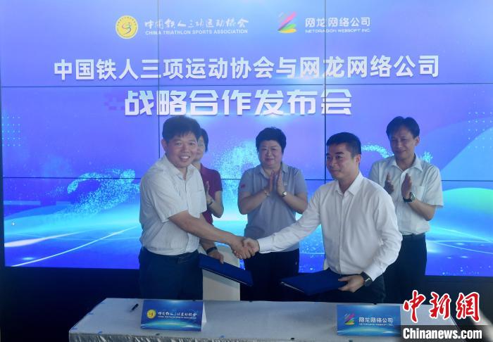 图为中铁协秘书长陈笑然(前左)与数字教育小镇负责人林通举行签约仪式。 吕明 摄 图为中铁协秘书长陈笑然(前左)与数字教育小镇负责人林通举行签约仪式。 吕明 摄