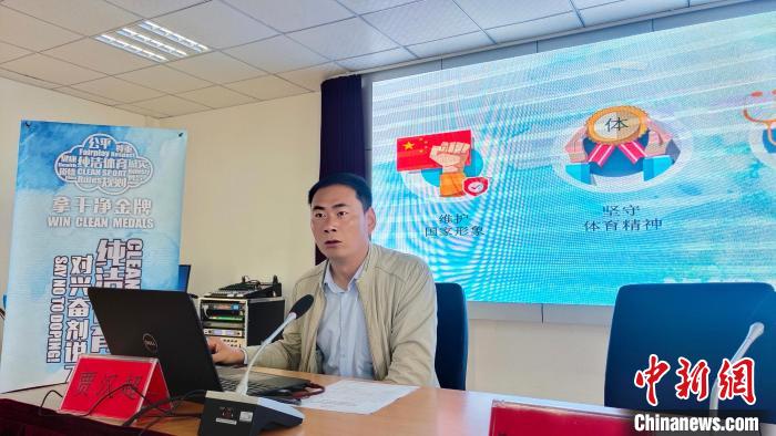 西藏自治区体育科学研究所助理研究员、国家级纯洁体育教育讲师贾汉超讲座。 贡桑拉姆 摄 西藏自治区体育科学研究所助理研究员、国家级纯洁体育教育讲师贾汉超讲座。 贡桑拉姆 摄