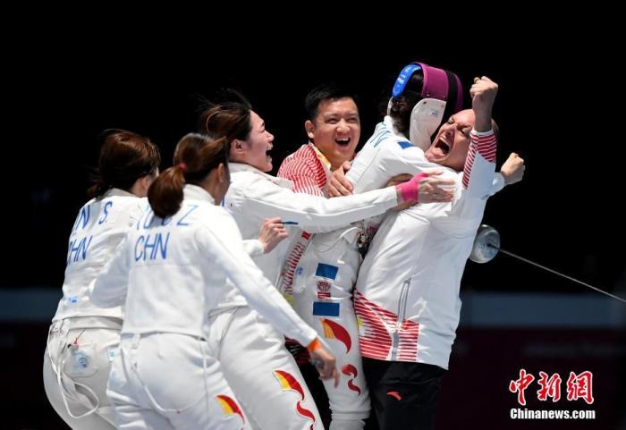 资料图:雅加达亚运会击剑女子重剑团体赛决赛,中国队29:28战胜韩国队夺得冠军。图为中国队队员与外教雨歌·欧伯力等教练组拥抱庆祝。中新社记者 侯宇 摄 资料图:雅加达亚运会击剑女子重剑团体赛决赛,中国队29:28战胜韩国队夺得冠军。图为中国队队员与外教雨歌·欧伯力等教练组拥抱庆祝。/p中新社记者 侯宇 摄