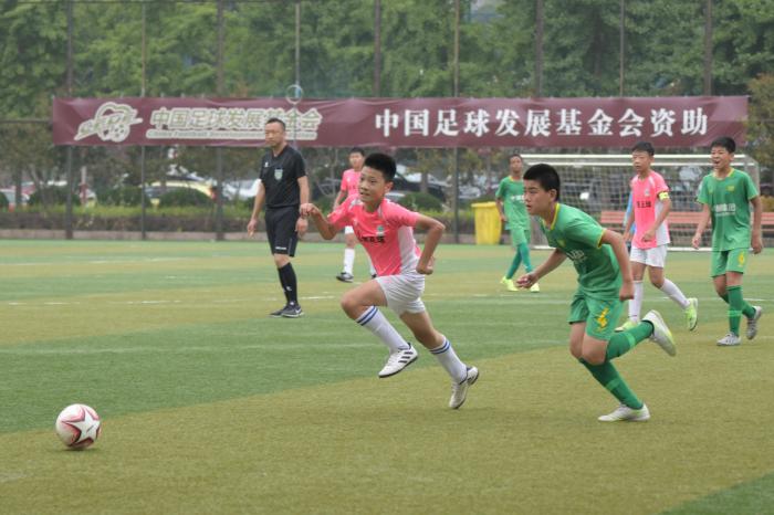 资料图：小球员在比赛中激烈对抗。北京市足协供图