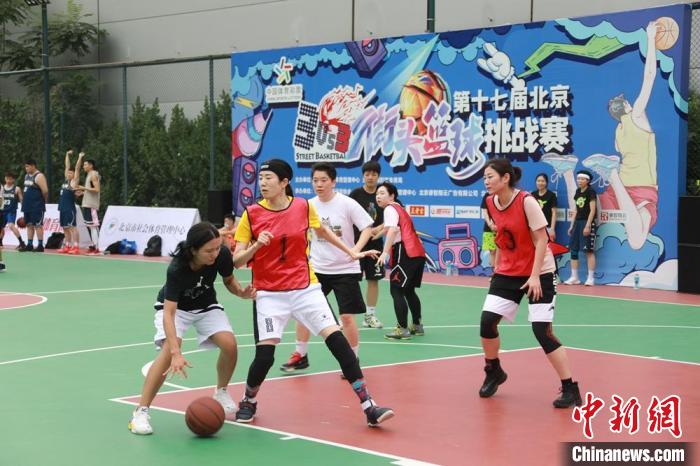 北京3对3街头篮球挑战赛进行中 胡宗洋 摄