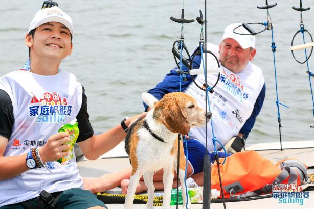 获得Hobie T2组别的冠军China UK Dream Team队。中国帆船帆板运动协会供图 获得Hobie T2组别的冠军China UK Dream Team队。中国帆船帆板运动协会供图