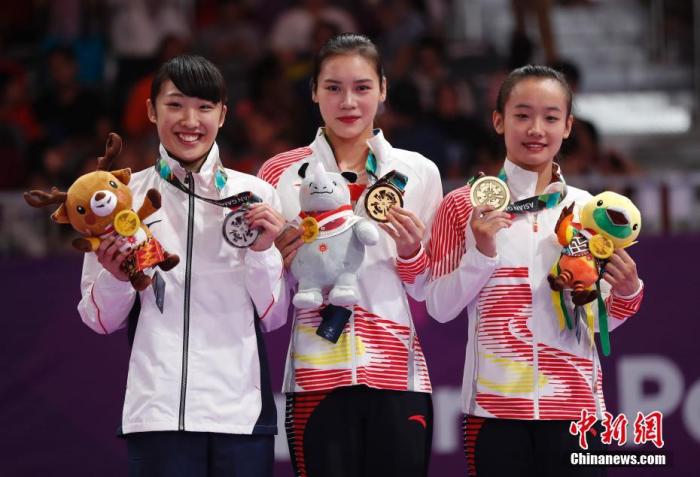 资料图:雅加达亚运会蹦床比赛女子决赛上,最后出场的中国“蹦床女神”刘灵玲用全场最高难度系数13.800获得55.270分,夺得女子个人网上金牌,队友朱守李摘铜。中新社记者 刘关关 摄 资料图:雅加达亚运会蹦床比赛女子决赛上,最后出场的中国“蹦床女神”刘灵玲用全场最高难度系数13.800获得55.270分,夺得女子个人网上金牌,队友朱守李摘铜。/p中新社记者 刘关关 摄