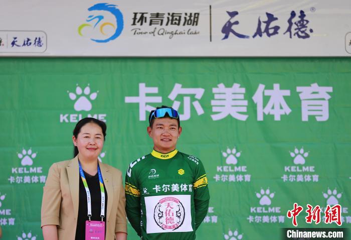 图为青海天佑德车队李自森守住冲刺王绿色领骑衫。 马铭言 摄 图为青海天佑德车队李自森守住冲刺王绿色领骑衫。 马铭言 摄