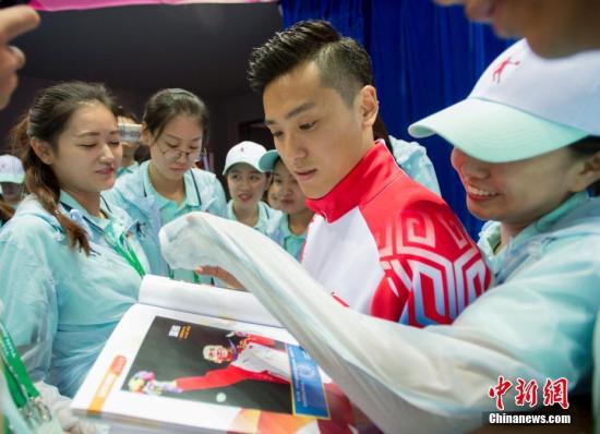 资料图:董栋为志愿者签名。中新社记者 李卿 摄 资料图:董栋为志愿者签名。/p中新社记者 李卿 摄