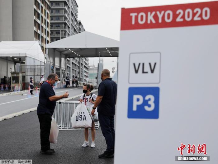7月13日,日本东京奥运会运动员村正式开村,迎接来自世界各地的运动员入住。受新冠疫情影响,当日未举行入村仪式等庆典活动。图为一名美国队的工作人员出现在运动员村入口处。 7月13日,日本东京奥运会运动员村正式开村,迎接来自世界各地的运动员入住。受新冠疫情影响,当日未举行入村仪式等庆典活动。图为一名美国队的工作人员出现在运动员村入口处。