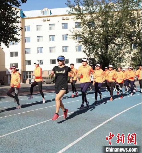 图为比赛中的史立莹(前一)。 受访者供图 图为比赛中的史立莹(前一)。 受访者供图